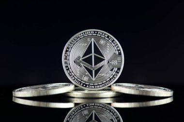 Ethereum (Eth) fiziksel sürümü. Blockchain teknolojisi, akıllı sözleşmeler, kişisel belirteçleri ve ilk para sunan cryptocurrency, yatırımcılar için kavramsal görüntü.