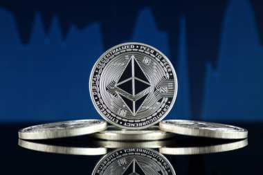 Ethereum (Eth) fiziksel sürümü. Blockchain teknolojisi, akıllı sözleşmeler, kişisel belirteçleri ve ilk para sunan cryptocurrency, yatırımcılar için kavramsal görüntü.