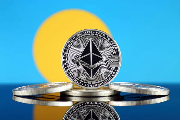 Ethereum (Eth) ve Palau bayrak fiziksel sürümü. Blockchain teknolojisi, akıllı sözleşmeler, kişisel belirteçleri ve ilk para sunan cryptocurrency, yatırımcılar için kavramsal görüntü.