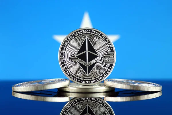 Ethereum (Eth) ve Somali bayrağı fiziksel sürümü. Blockchain teknolojisi, akıllı sözleşmeler, kişisel belirteçleri ve ilk para sunan cryptocurrency, yatırımcılar için kavramsal görüntü.