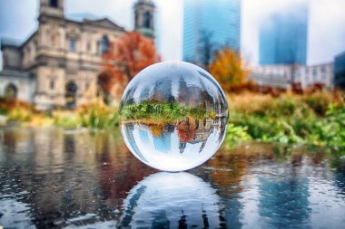 Varşova, Polonya - 3 Kasım 2018: Grzybowski kare üçgen kare Varşova, Polonya şehir bölge olduğunu. Bir cam, kristal top (lensball) için kırılma fotoğraf aracılığıyla görüntülemek.