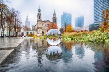 Varşova, Polonya - 3 Kasım 2018: Grzybowski kare üçgen kare Varşova, Polonya şehir bölge olduğunu. Bir cam, kristal top (lensball) için kırılma fotoğraf aracılığıyla görüntülemek.
