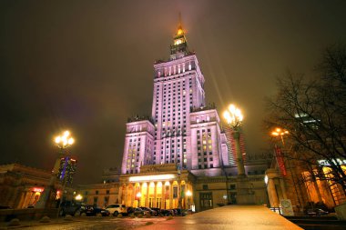 Varşova, Polonya - 3 Kasım 2018: Kültür Sarayı ve bilim (Lehçe: Palac Kultury ben Nauki, Pkin kısaltılır) önemli bir yüksek katlı Varşova, Polonya inşa ediyor. 1955 yılında inşa edilmiştir. Gece görünümü.