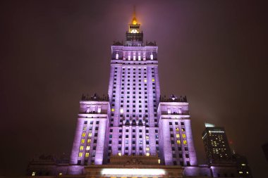 Varşova, Polonya - 3 Kasım 2018: Kültür Sarayı ve bilim (Lehçe: Palac Kultury ben Nauki, Pkin kısaltılır) önemli bir yüksek katlı Varşova, Polonya inşa ediyor. 1955 yılında inşa edilmiştir. Gece görünümü.