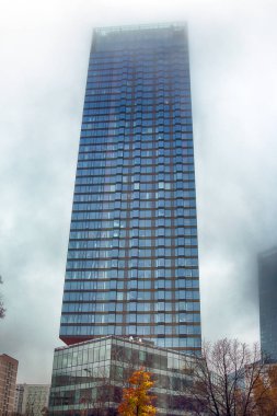 Varşova, Polonya - 3 Kasım 2018: Cosmopolitan daha önce Twarda kule veya Hines Kulesi bilinen Twarda, esas olarak konut (160 metre yüksekliğinde, 44 kat sayısı) Merkezi Varşova, Polonya daki gökdelendir.