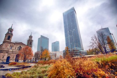 Varşova, Polonya - 3 Kasım 2018: Grzybowski Square downtown bölgesinde Varşova, Polonya, Twarda, Bagno, Grzybowska ve Krolewska sokakları arasında üçgen bir meydanda olduğunu.