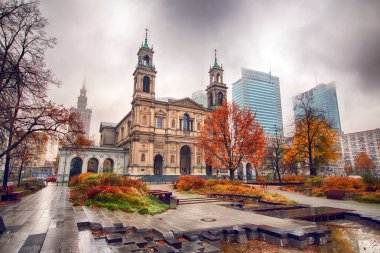Varşova, Polonya - 3 Kasım 2018: Grzybowski Square downtown bölgesinde Varşova, Polonya, Twarda, Bagno, Grzybowska ve Krolewska sokakları arasında üçgen bir meydanda olduğunu.