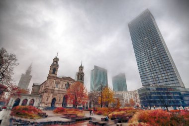 Varşova, Polonya - 3 Kasım 2018: Grzybowski Square downtown bölgesinde Varşova, Polonya, Twarda, Bagno, Grzybowska ve Krolewska sokakları arasında üçgen bir meydanda olduğunu.