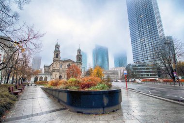 Varşova, Polonya - 3 Kasım 2018: Grzybowski Square downtown bölgesinde Varşova, Polonya, Twarda, Bagno, Grzybowska ve Krolewska sokakları arasında üçgen bir meydanda olduğunu.