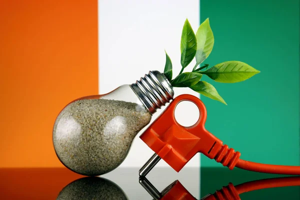Stekker Plant Groeien Gloeilamp Vlag Van Ivoorkust Groene Eco Hernieuwbare — Stockfoto
