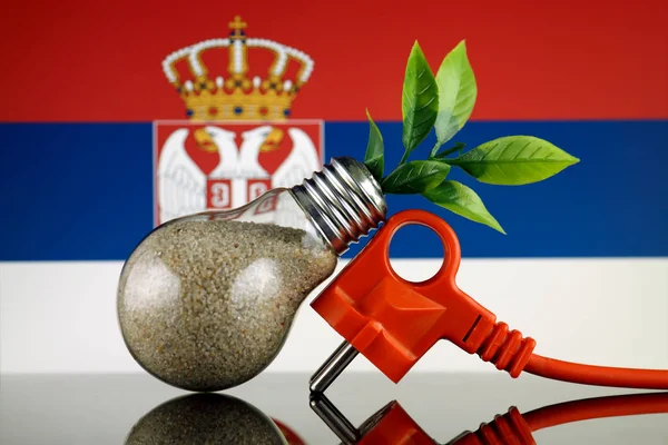 プラグ 電球とセルビアの国旗の中に育つ植物 緑のエコ再生可能エネルギー概念 — ストック写真