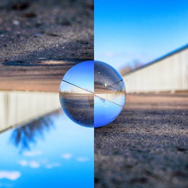 Wroclaw, Polonya uzun köprü. Refraksiyon fotoğrafçılığı için bir cam, kristal top (lensball) üzerinden görünüm.