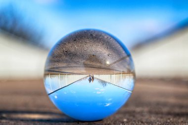 Wroclaw, Polonya uzun köprü. Refraksiyon fotoğrafçılığı için bir cam, kristal top (lensball) üzerinden görünüm.