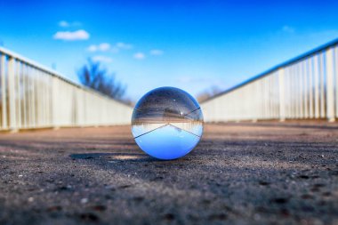 Wroclaw, Polonya uzun köprü. Refraksiyon fotoğrafçılığı için bir cam, kristal top (lensball) üzerinden görünüm.