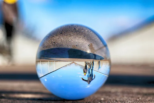 ポーランドのヴロツワフにあるロングブリッジ 屈折写真のためのガラス 水晶球 Lensball を通して見る — ストック写真