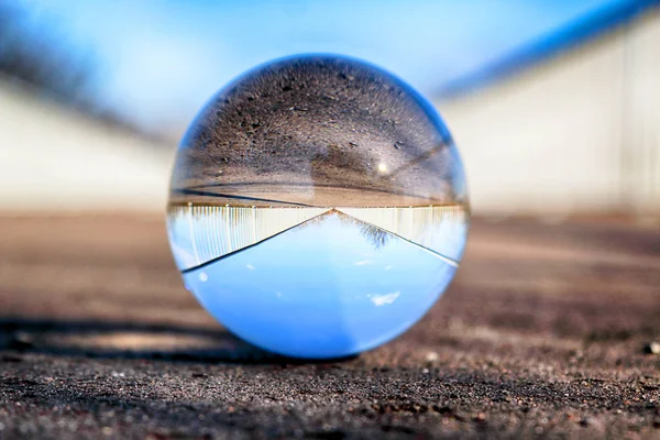 ポーランドのヴロツワフにあるロングブリッジ 屈折写真のためのガラス 水晶球 Lensball を通して見る — ストック写真