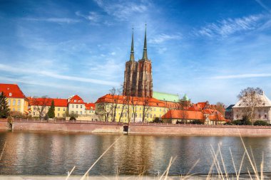 Wroclaw, Polonya - 30 Mart 2019: Wroclaw Old Town. Katedral adadır (Ostrow Tumski) şehrin en eski parçası. Oder Nehri, tekneler ve güneşli günde tarihi binalar.