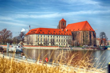 Wroclaw, Polonya - 30 Mart 2019: Wroclaw Old Town. Kum Adası (Wyspa Piasek) şehrin en eski parçasıdır. Oder Nehri, tekneler ve güneşli günde tarihi binalar.