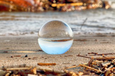 Mietkow Gölü, Polonya. Vahşi, dokunulmamış doğa. Bir cam üzerinden görünüm, refraksiyon fotoğrafçılığı için kristal top.