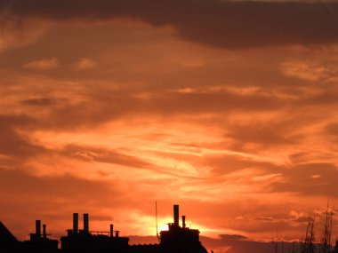 Wroclaw, Polonya 'da çatıların üzerinde güzel bir günbatımı.