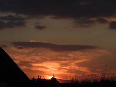 Wroclaw, Polonya 'da çatıların üzerinde güzel bir günbatımı.