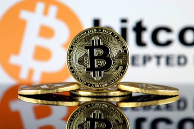 Bitcoin (BTC) ve Bitcoin burada kabul logosu. Kripto para birimlerinin fiyatına kitle kabulü ve artış.