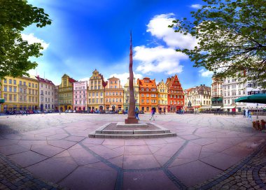Wroclaw, Polonya - 22 Nisan 2019: Wroclaw Old Town. Tuz Meydanı. Avrupa 'nın en renkli pazar meydanlarından birine sahip bir şehir. Aşağı Silezya 'nın tarihi başkenti, Polonya, Avrupa.