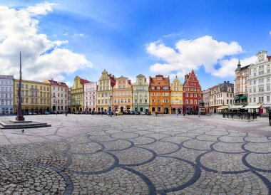 Wroclaw, Polonya - 22 Nisan 2019: Wroclaw Old Town. Tuz Meydanı. Avrupa 'nın en renkli pazar meydanlarından birine sahip bir şehir. Aşağı Silezya 'nın tarihi başkenti, Polonya, Avrupa.