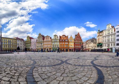 Wroclaw, Polonya - 22 Nisan 2019: Wroclaw Old Town. Tuz Meydanı. Avrupa 'nın en renkli pazar meydanlarından birine sahip bir şehir. Aşağı Silezya 'nın tarihi başkenti, Polonya, Avrupa.