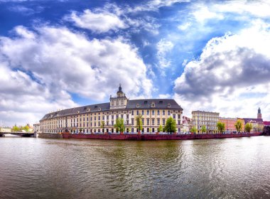 Wroclaw, Polonya - 22 Nisan 2019: Wroclaw Old Town. Wroclaw Üniversitesi. Aşağı Silezya 'nın tarihi başkenti, Polonya, Avrupa.