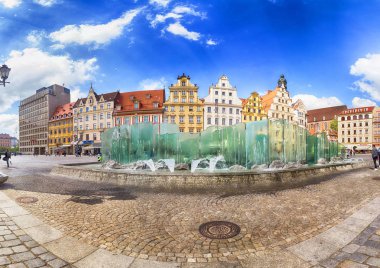 Wroclaw, Polonya - 22 Nisan 2019: Wroclaw Old Town. Avrupa 'nın en renkli pazar meydanlarından birine sahip bir şehir. Aşağı Silezya 'nın tarihi başkenti, Polonya, Avrupa.