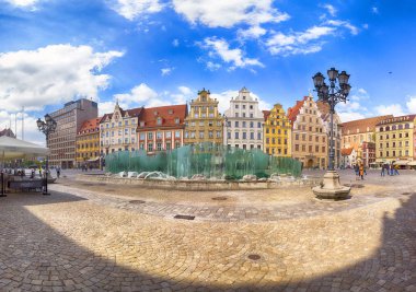 Wroclaw, Polonya - 22 Nisan 2019: Wroclaw Old Town. Avrupa 'nın en renkli pazar meydanlarından birine sahip bir şehir. Aşağı Silezya 'nın tarihi başkenti, Polonya, Avrupa.