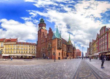 Wroclaw, Polonya - 22 Nisan 2019: Wroclaw Old Town. Avrupa 'nın en renkli pazar meydanlarından birine sahip bir şehir. Aşağı Silezya 'nın tarihi başkenti, Polonya, Avrupa.