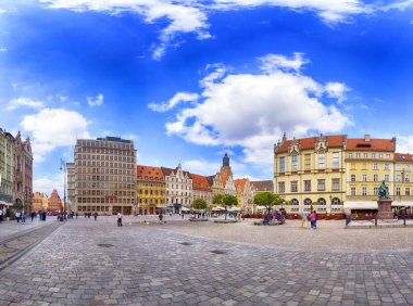 Wroclaw, Polonya - 22 Nisan 2019: Wroclaw Old Town. Avrupa 'nın en renkli pazar meydanlarından birine sahip bir şehir. Aşağı Silezya 'nın tarihi başkenti, Polonya, Avrupa.