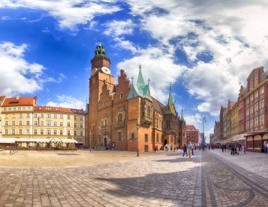 Wroclaw, Polonya - 22 Nisan 2019: Wroclaw Old Town. Avrupa 'nın en renkli pazar meydanlarından birine sahip bir şehir. Aşağı Silezya 'nın tarihi başkenti, Polonya, Avrupa.