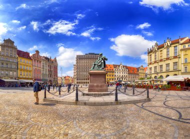 Wroclaw, Polonya - 22 Nisan 2019: Wroclaw Old Town. Avrupa 'nın en renkli pazar meydanlarından birine sahip bir şehir. Aşağı Silezya 'nın tarihi başkenti, Polonya, Avrupa.