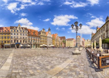 Wroclaw, Polonya - 22 Nisan 2019: Wroclaw Old Town. Avrupa 'nın en renkli pazar meydanlarından birine sahip bir şehir. Aşağı Silezya 'nın tarihi başkenti, Polonya, Avrupa.