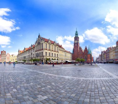 Wroclaw, Polonya - 22 Nisan 2019: Wroclaw Old Town. Avrupa 'nın en renkli pazar meydanlarından birine sahip bir şehir. Aşağı Silezya 'nın tarihi başkenti, Polonya, Avrupa.