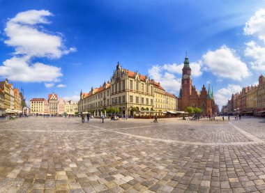 Wroclaw, Polonya - 22 Nisan 2019: Wroclaw Old Town. Avrupa 'nın en renkli pazar meydanlarından birine sahip bir şehir. Aşağı Silezya 'nın tarihi başkenti, Polonya, Avrupa.