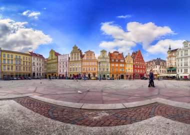 Wroclaw, Polonya - 22 Nisan 2019: Wroclaw Old Town. Tuz Meydanı. Avrupa 'nın en renkli pazar meydanlarından birine sahip bir şehir. Aşağı Silezya 'nın tarihi başkenti, Polonya, Avrupa.