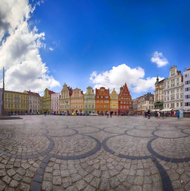 Wroclaw, Polonya - 22 Nisan 2019: Wroclaw Old Town. Tuz Meydanı. Avrupa 'nın en renkli pazar meydanlarından birine sahip bir şehir. Aşağı Silezya 'nın tarihi başkenti, Polonya, Avrupa.