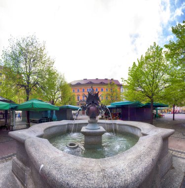 Wroclaw, Polonya - 22 Nisan 2019: Wroclaw Old Town. Tuz Meydanı. Avrupa 'nın en renkli pazar meydanlarından birine sahip bir şehir. Aşağı Silezya 'nın tarihi başkenti, Polonya, Avrupa.