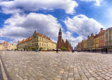 Wroclaw, Polonya - 22 Nisan 2019: Wroclaw Old Town. Avrupa 'nın en renkli pazar meydanlarından birine sahip bir şehir. Aşağı Silezya 'nın tarihi başkenti, Polonya, Avrupa.