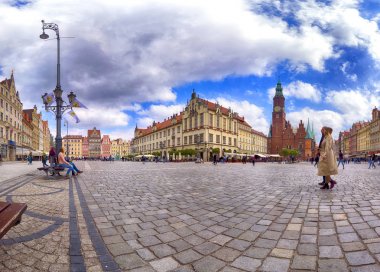 Wroclaw, Polonya - 22 Nisan 2019: Wroclaw Old Town. Avrupa 'nın en renkli pazar meydanlarından birine sahip bir şehir. Aşağı Silezya 'nın tarihi başkenti, Polonya, Avrupa.