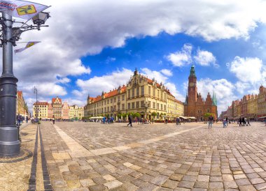 Wroclaw, Polonya - 22 Nisan 2019: Wroclaw Old Town. Avrupa 'nın en renkli pazar meydanlarından birine sahip bir şehir. Aşağı Silezya 'nın tarihi başkenti, Polonya, Avrupa.