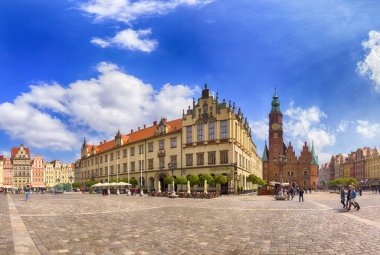 Wroclaw, Polonya - 22 Nisan 2019: Wroclaw Old Town. Avrupa 'nın en renkli pazar meydanlarından birine sahip bir şehir. Aşağı Silezya 'nın tarihi başkenti, Polonya, Avrupa.