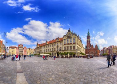 Wroclaw, Polonya - 22 Nisan 2019: Wroclaw Old Town. Avrupa 'nın en renkli pazar meydanlarından birine sahip bir şehir. Aşağı Silezya 'nın tarihi başkenti, Polonya, Avrupa.