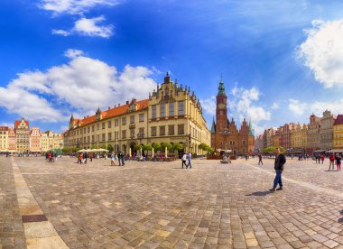 Wroclaw, Polonya - 22 Nisan 2019: Wroclaw Old Town. Avrupa 'nın en renkli pazar meydanlarından birine sahip bir şehir. Aşağı Silezya 'nın tarihi başkenti, Polonya, Avrupa.