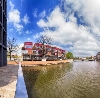 Wroclaw, Polonya - 22 Nisan 2019: Wroclaw Old Town. Wroclaw Üniversitesi yakınlarında şehir merkezinde bir liman. Aşağı Silezya 'nın tarihi başkenti, Polonya, Avrupa. Panorama.