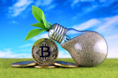 Bitcoin (Btc) ve yeşil, yenilenebilir enerji kavramı. Elektrik fiyatları, kripto para madenciliği işinde enerji tasarrufu.
